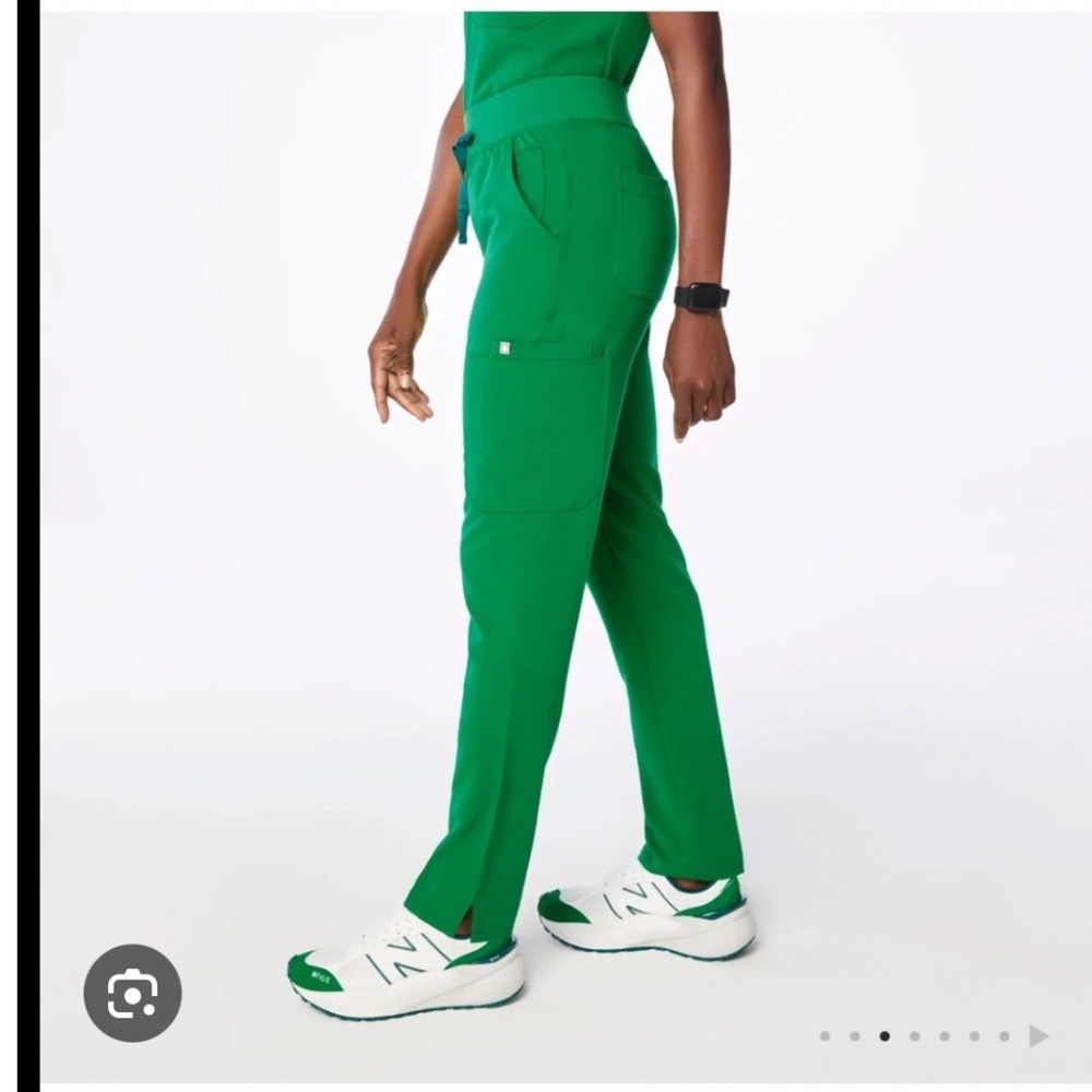 Figs Women's Kade Cargo Scrub Pants in Evergreen